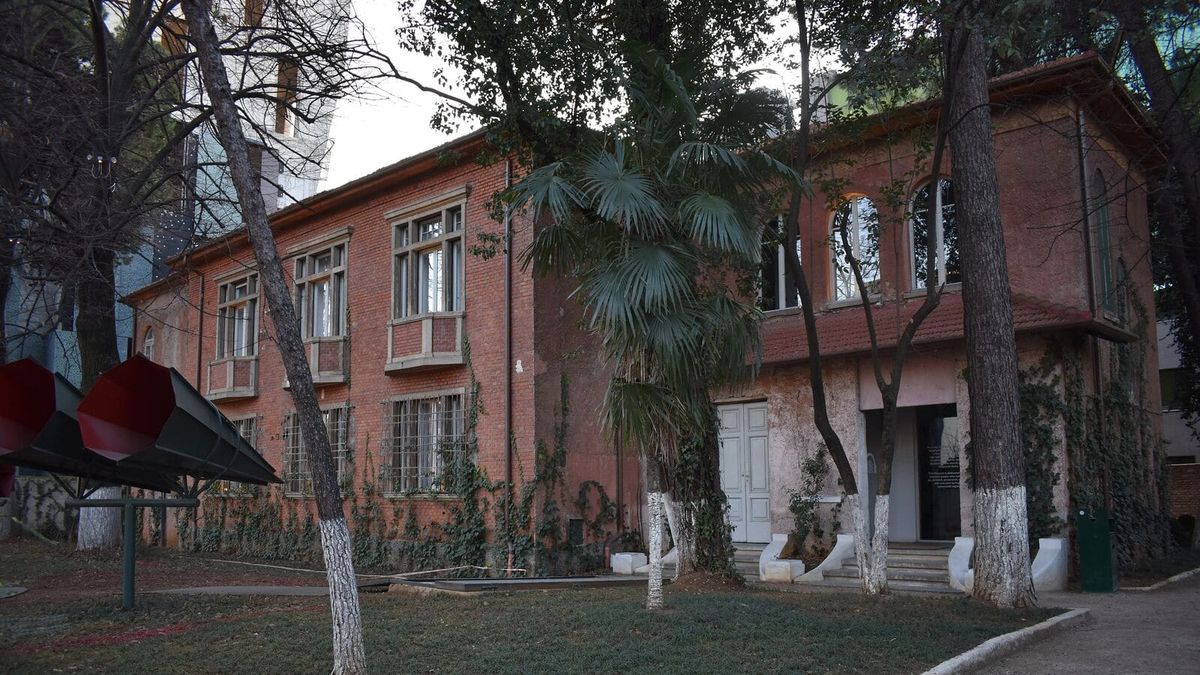Ndërtesa e Shtëpisë me Gjethe në Tiranë, ish-selia e përgjimeve të Sigurimit të Shtetit, sot muze