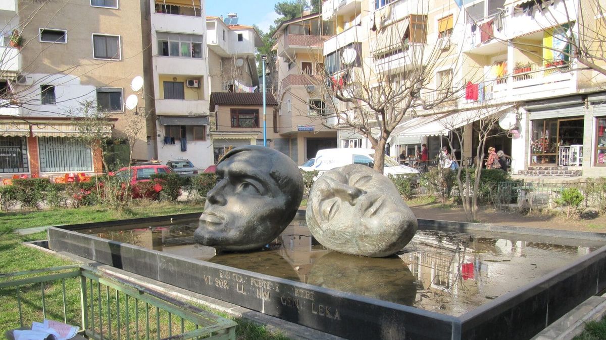 Përmendorja e poetëve Vilson Blloshmi dhe Genc Leka në Librazhd