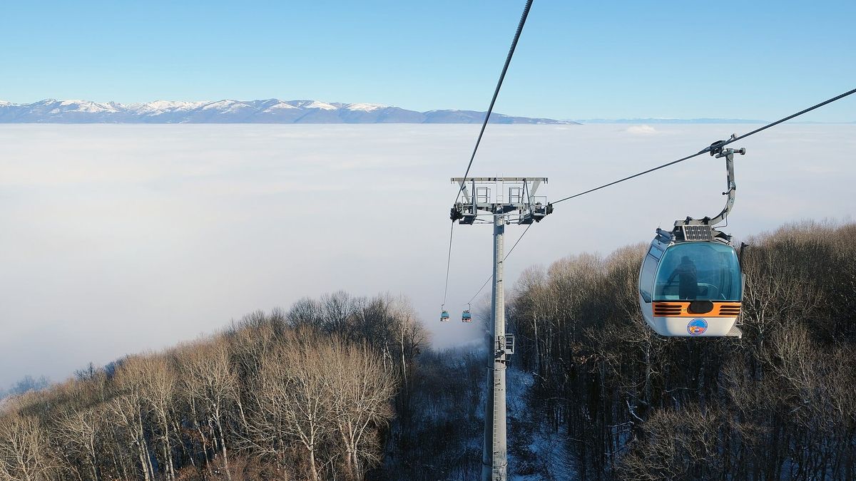 Teleferiku që ngjitet drejt Kryqit të Mijëvjeçarit në malin Vodno mbi Shkup