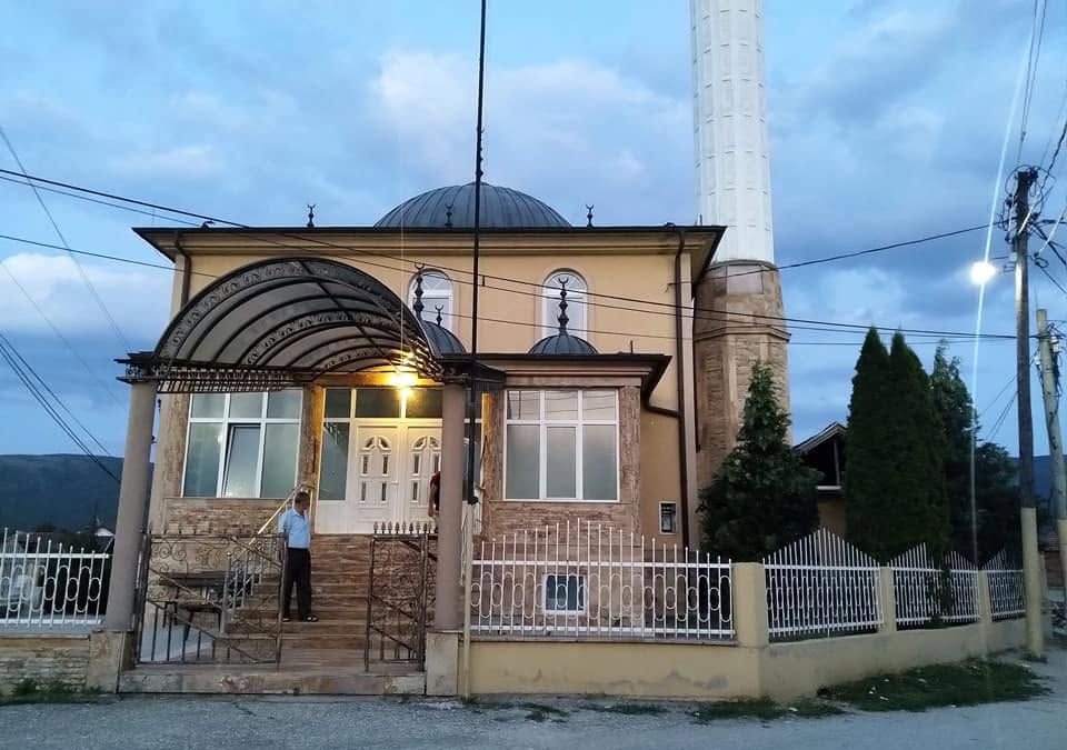 Xhamia e Llacës reagojnë kundër paraqitjes së rastit të xhenazës me flamur kombëtar