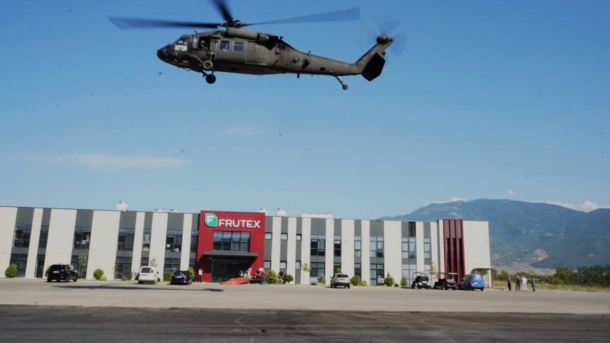 Ushtarë amerikanë të KFOR-së aterojnë me helikopterë Black Hawk në Frutex