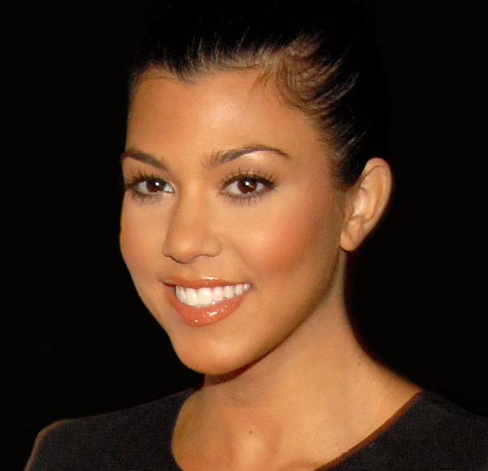 Kourtney Kardashian pozoi me bikini argjendi gjatë pushimeve familjare me Travis Barker