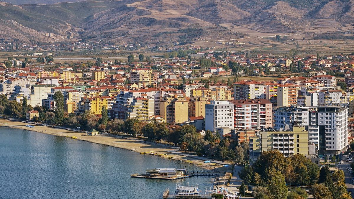 Francezët zbulojnë Pogradecin, çmimet e lira dhe ushqimi tradicional tërheqin turistët