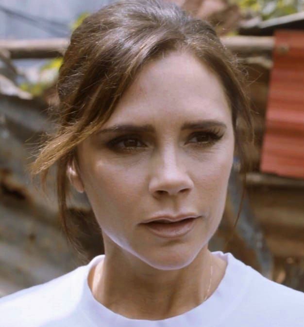 Victoria Beckham shkëlqen me vajzën Harper në paraqitjen e fundit