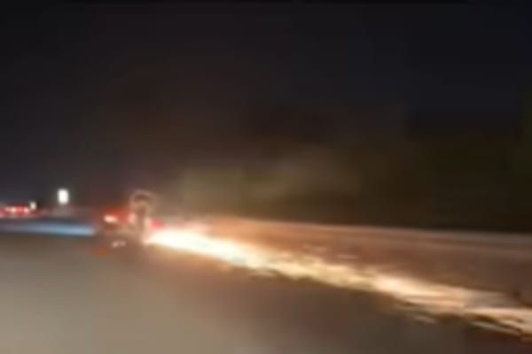 Shofer tërheq rimorkio pa rrotë në autostradën Fier-Lushnjë, policia pa dukur