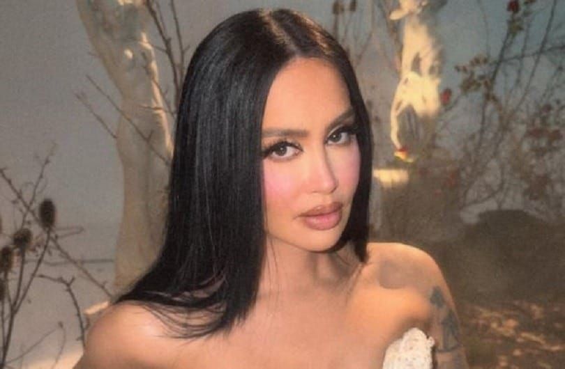 Dafina Zeqiri shfaq barkun e shtatzënisë në pushime