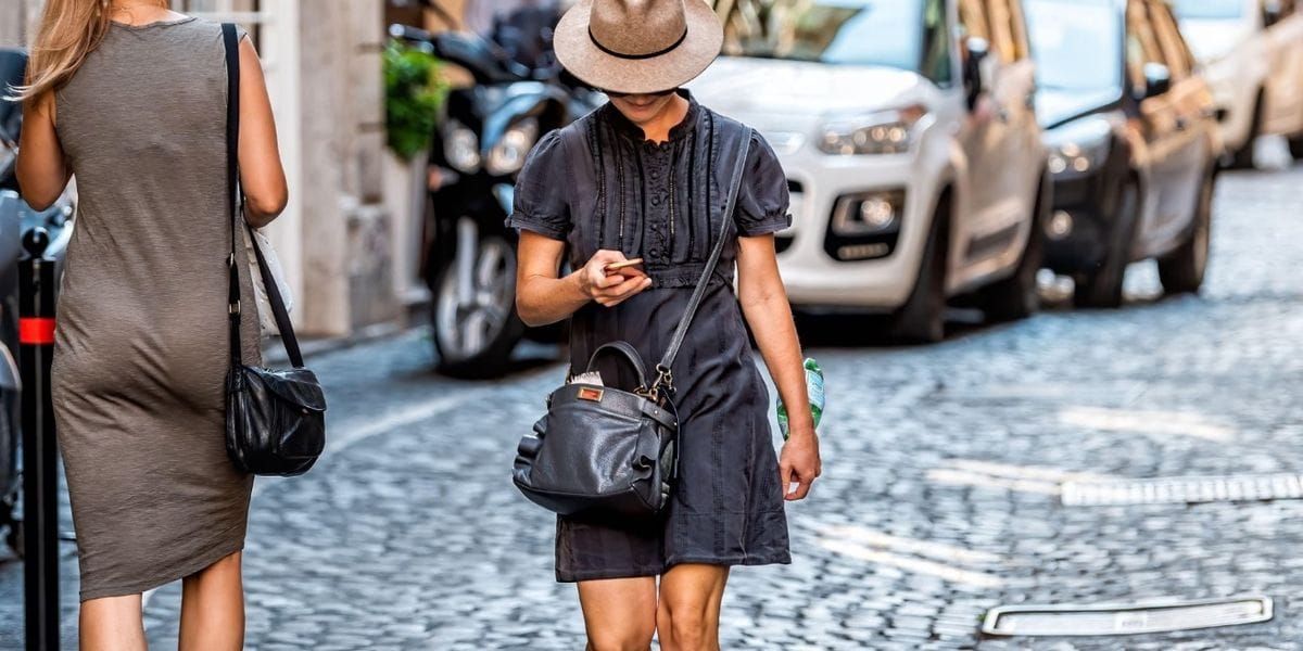 Italia parashikon gjoba për këmbësorët që përdorin telefonin gjatë kalimit të rrugës
