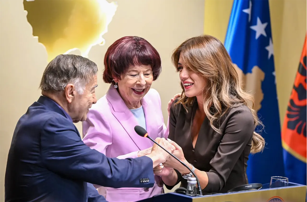 DioGuardit bëhen qytetarë të Kosovës nga Haxhiu