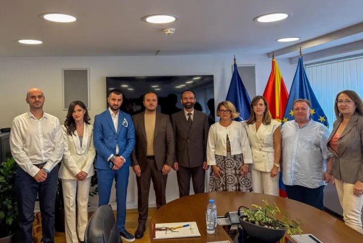 Ministri Shasivari dorëzon certifikata notarëve të rinj