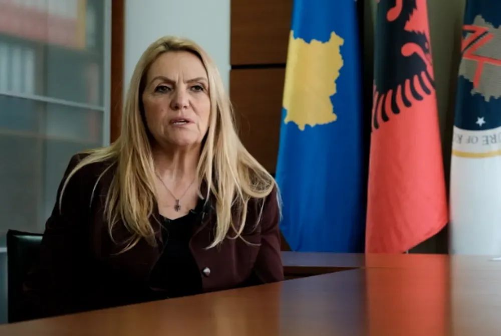 Deputetja Time Kadriaj gjuaj 7 vezë ndaj Albin Kurtit në Kuvend