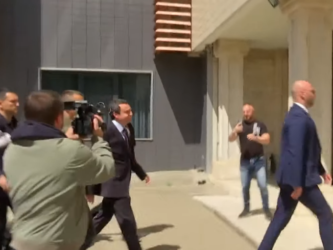 Kurti refuzon të komentojë deklaratën e Daçiqit për flamurin në Prizren