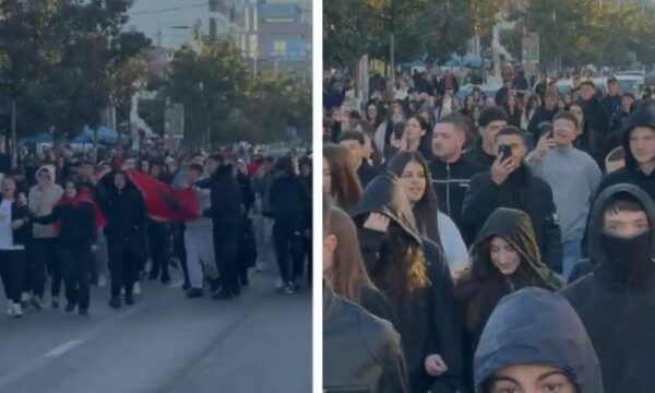 Gjimnazistët në Kamëz bojkotojnë mësimin dhe dalin në rrugë
