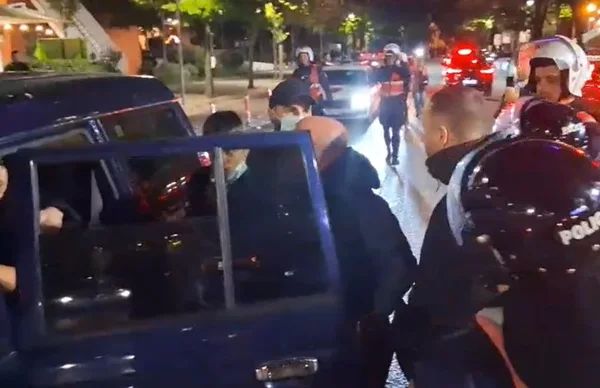 Mbi 70 protestues të ndaluar në Komisariatin nr. 1 pas tensioneve
