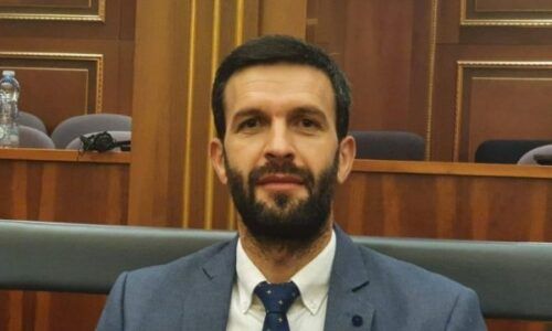 Eman Rrahmani ironizon Kurtin për Kodin Civil dhe projektligjet