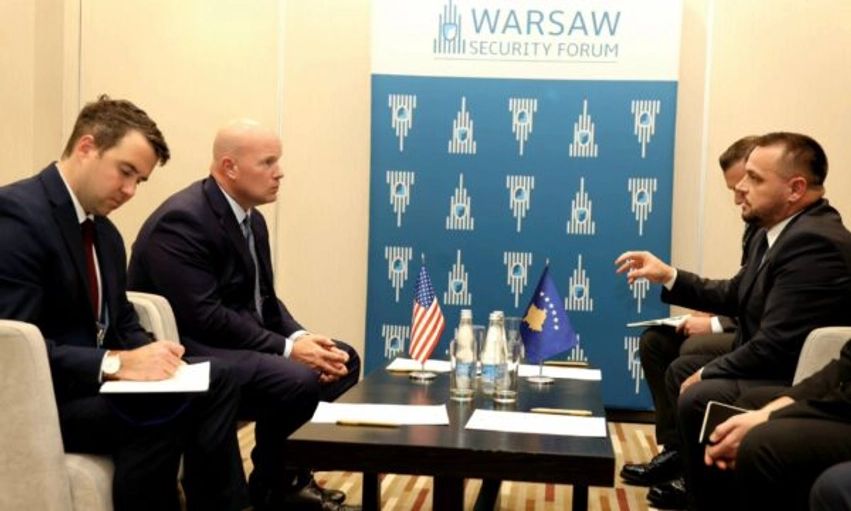 Maqedonci dhe ambasadori i SHBA-së në NATO diskutojnë për helikopterët Black Hawk
