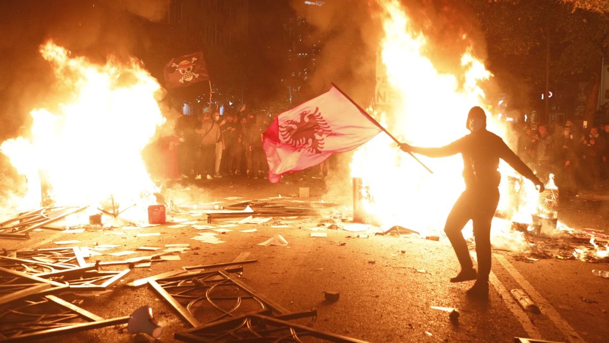Protestat studentike bëhen të dhunshme në Tiranë, prekësohen me policinë
