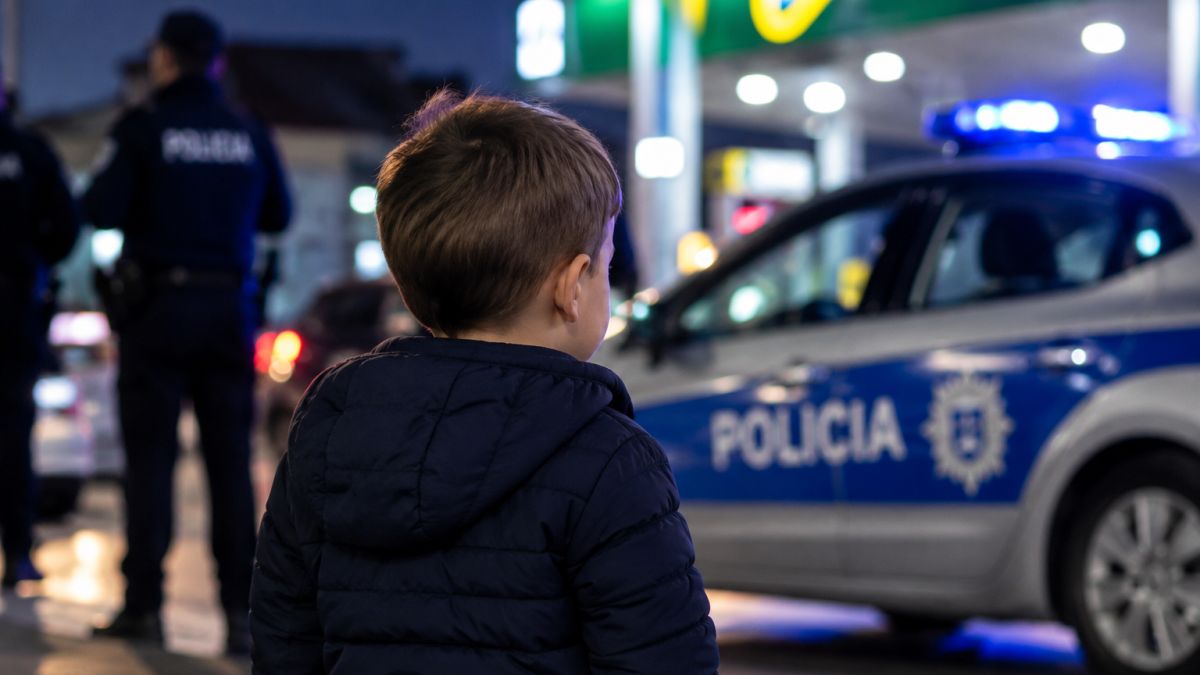 Fëmijë rreth 4 vjeçar gjetur i vetëm në rrugë në Ferizaj, policia kërkon familjaret