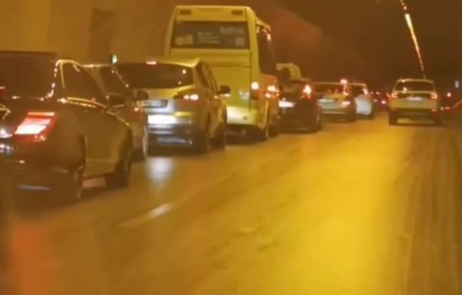 Bllokohet hyrja e tunelit Tiranë-Elbasan pas një aksidenti rrugor