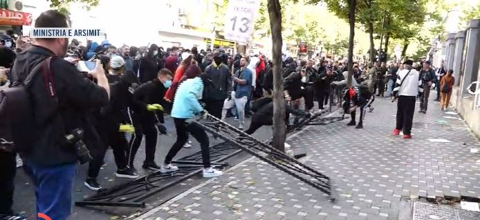 Përshkallëzohet protesta e studentëve te Ministria e Arsimit