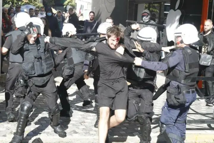 Tiranë: 16 arrestime dhe 5 policë të pezulluar pas protestës