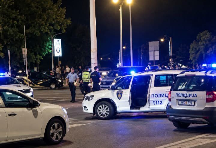Dy zyrtarë policorë dyshohet se janë larguar pas rrahjes së dy shqiptarëve