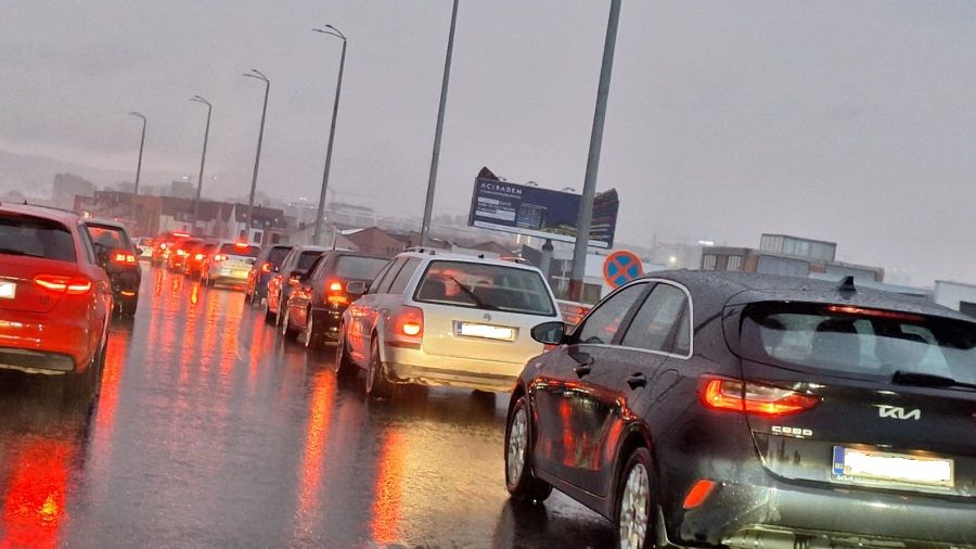 Shiu i rrequm pasdite shkakton kolona të gjata të automjeteve në hyrje të Veternikut