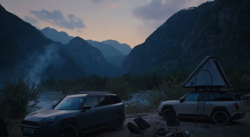 MINI Cooper xhiron reklamën e re promovuese në Shqipëri
