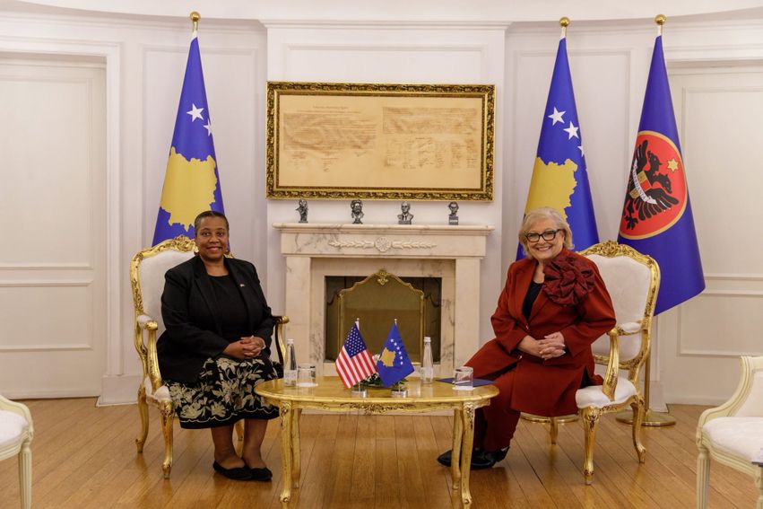 Ambasada e SHBA-së takohet me presidenten e re të Kosovës