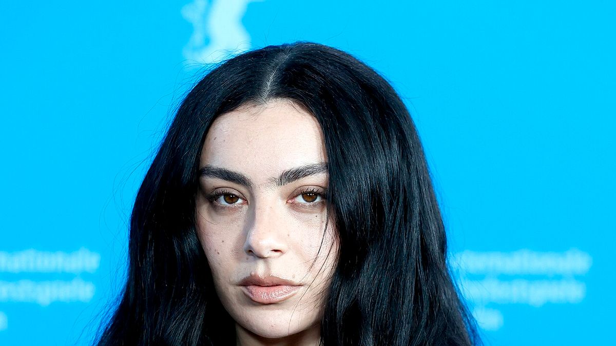 Charli XCX tërheq vëmendjen në tapetin e kuq në Los Angeles