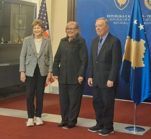 Presidentja Shiroka-Pula dekoron senatoren Shaheen në takimin me Durbin