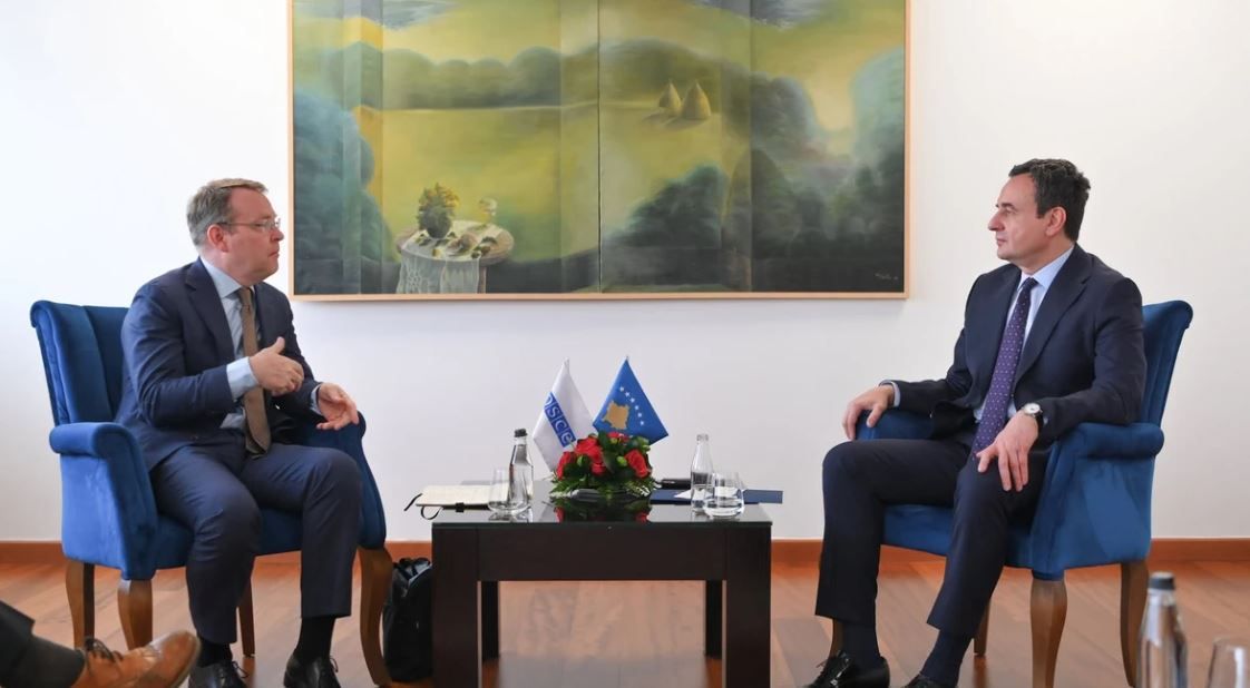 Kamp diskuton të drejtat e pakicave me Kurtin