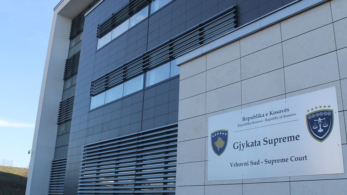 Punëtorët e NPB-së protestojnë para Gjykatës Supreme për rrogat e bllokuara