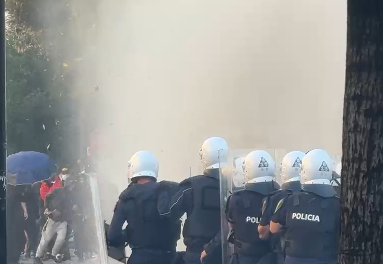 Policia përdor ujë dhe gaz kundër protestuesve studentë para Ministrisë së Arsimit