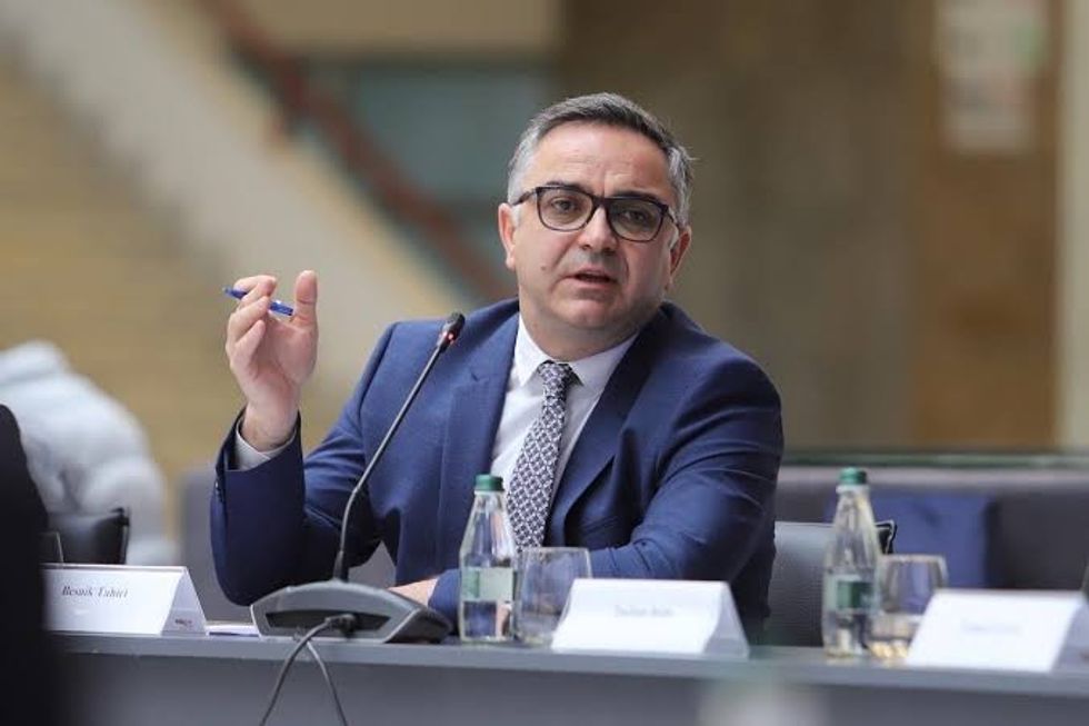 Kritika ndaj Qeverisë për synimin e zëvendësimit të ngërçit me rrëmujë legjislative