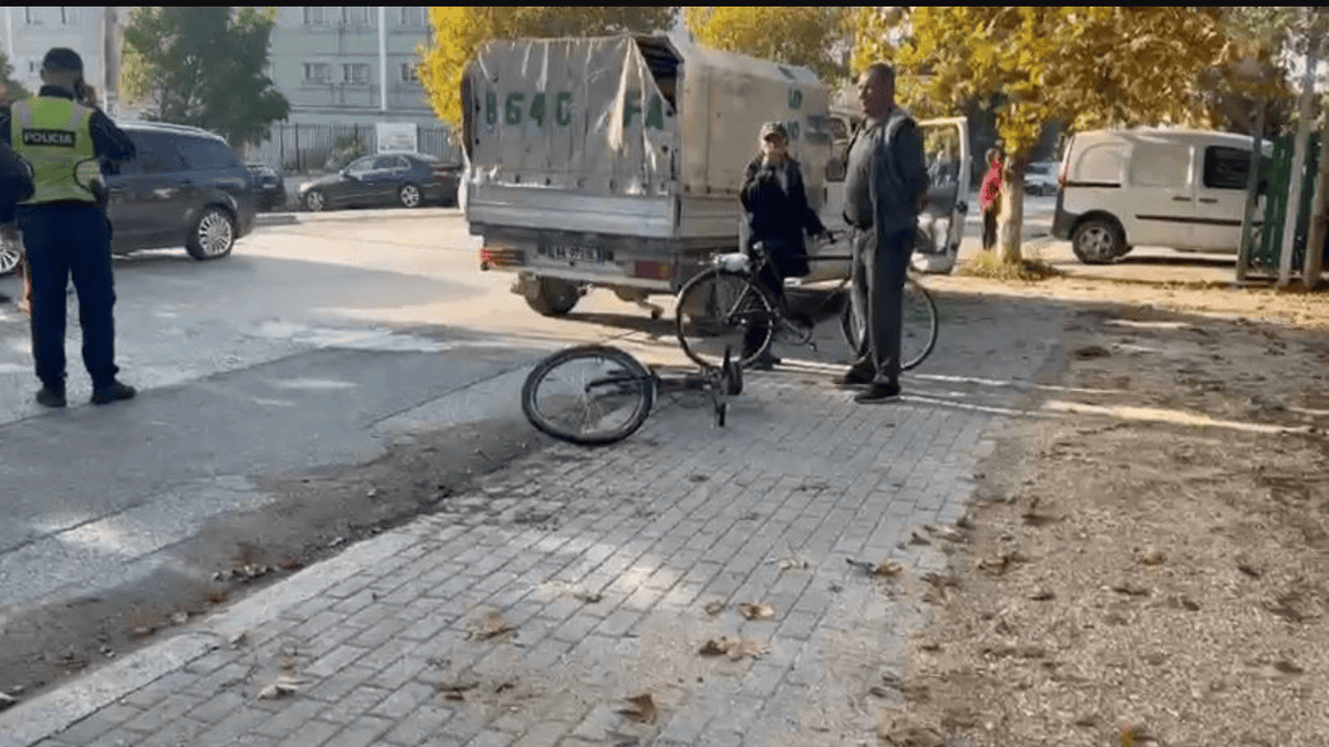 Aksident në unazën e Fierit, çiklisti dërgohet në spital pas përplasjes
