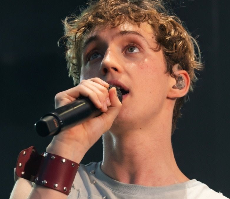 Troye Sivan publikon albumin e ri eksperimental She’s the Best