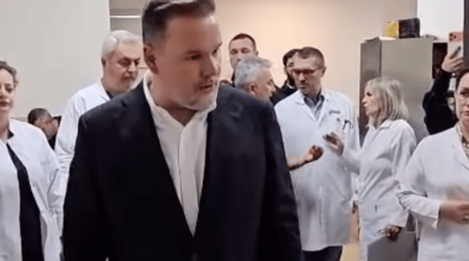Ministri Demo dhe drejtori Hita vizitojnë në spital policët e lënduar