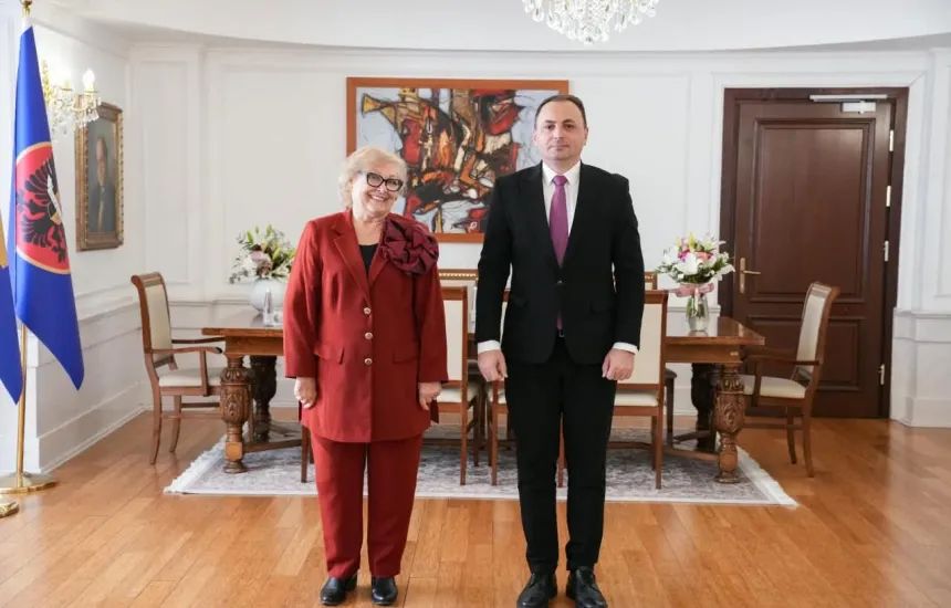 Presidentja e re e Kosovës takon kreun e AKI-së dhe komandantin e FSK-së