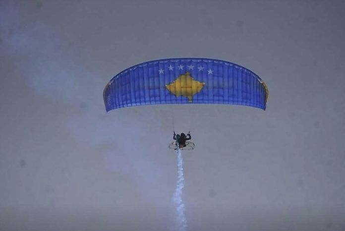 Pilotja Lisjeta Thaqi arrin sukses historik në paraglajd