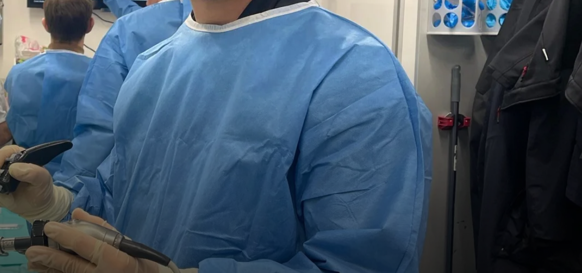 Këndi i humorit sjell bisedën mes pacientes dhe mjekut