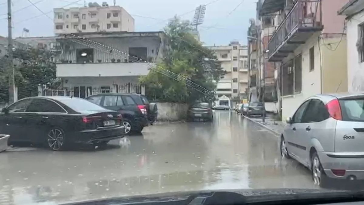 Reshjet e dendura përmbytin rrugët në Vlorë