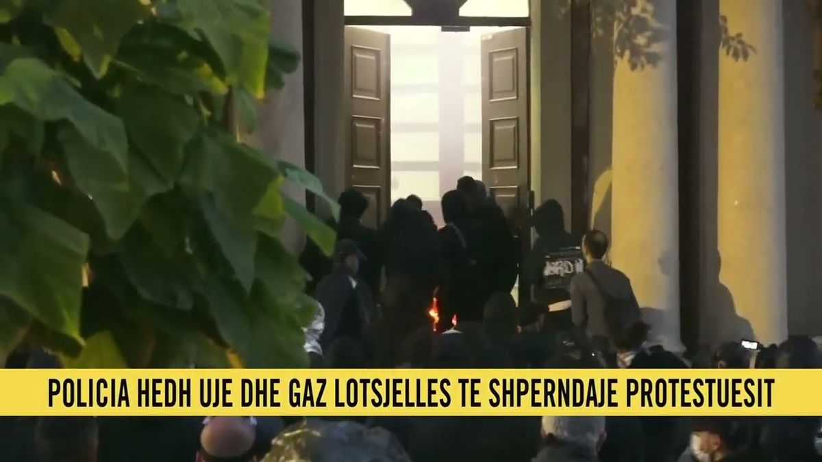 Tensionet në Tiranë, thyhet dera e Kryesisë së Kuvendit dhe ndizet zjarr