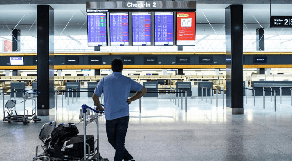 Pritje të gjata dhe kaos me bagazhet në Aeroportin e Cyrihut
