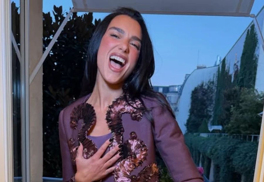 Dua Lipa sjell sërish veshjen pa pantallona gjatë vizitës në Paris