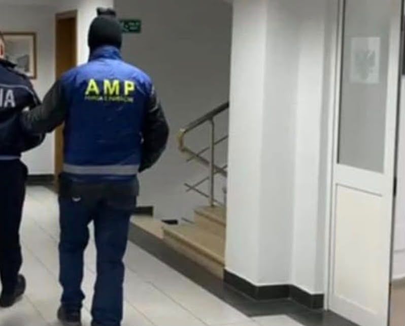 Arrestohen dy efektivë të policisë në Tiranë për ryshfet