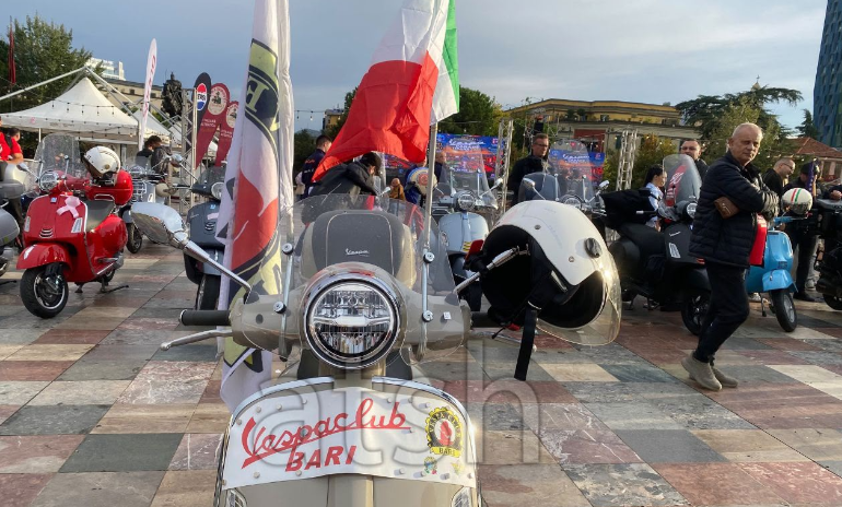 Motoristët mblidhen në kryeqytet për edicionin e 13-të të Vespa Parade