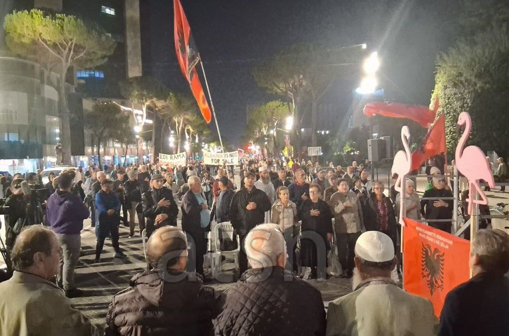 Thirrje për arrestimin e politikanëve të korruptuar në protestën para Kryeministrisë