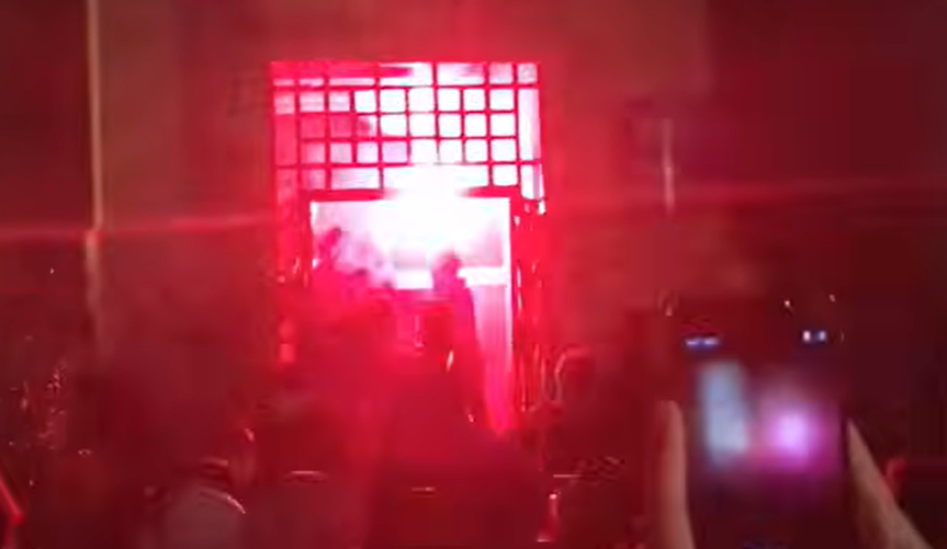 Tensionet në Tiranë, protestuesit futen në Bashki pas thyerjes së derës
