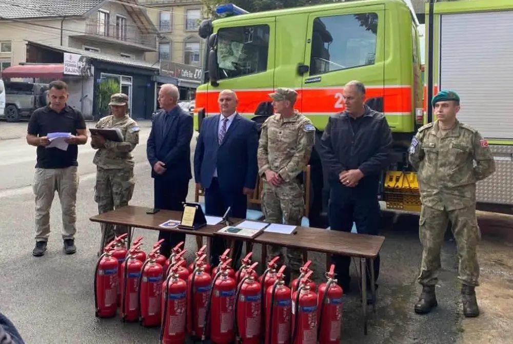 KFOR-i amerikan dhuron pajisje për zjarrfikësit e Gjilanit