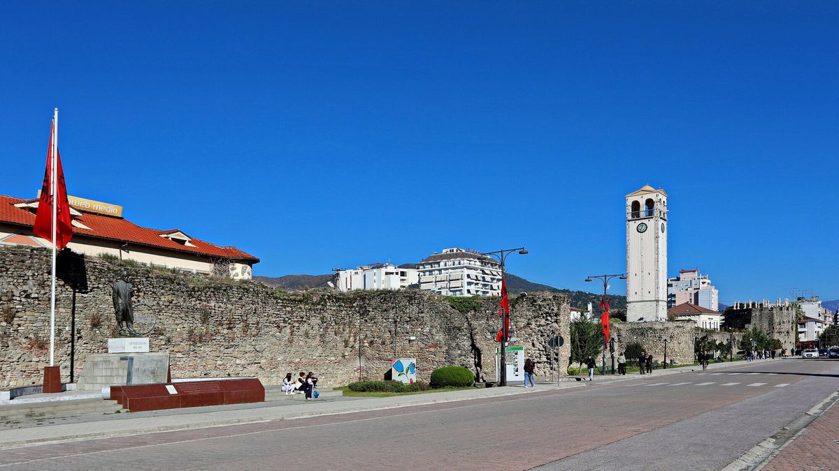 Muret e gurta të kalasë së Elbasanit dhe Kulla e Sahatit në qendër të qytetit, nën qiell të kthjellët